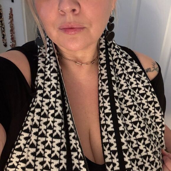 Black and Cream Patterned Fabric - Picture 6 of 9